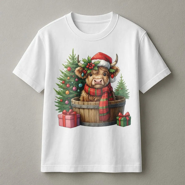 Santa Hat Baby Cow T-Shirt, Highland Cow Christmas Shirt, Festive Farmhouse Graphic Tee, Adorable Holiday Animal Lover T-Shir