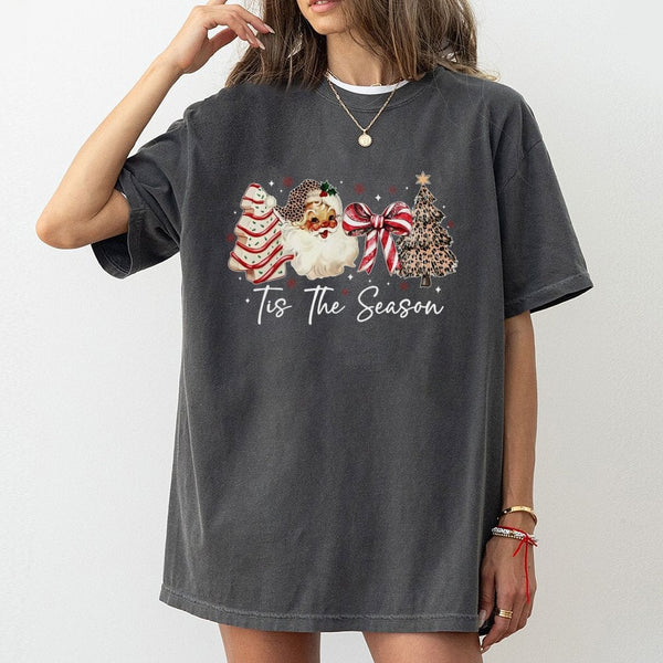 Retro Leopard Santa T-Shirt, Tis the Season Christmas T-Shirt, Coquette Bow Holiday Tee, Festive Graphic T-Shirt, Adorable Xm